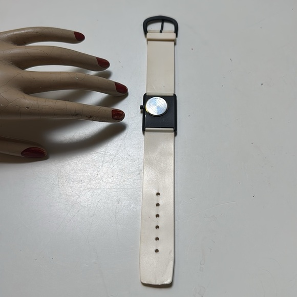 FIDO DIDO Vintage RARE 80’s Artsy white & Black quartz watch~requires battery main image 5